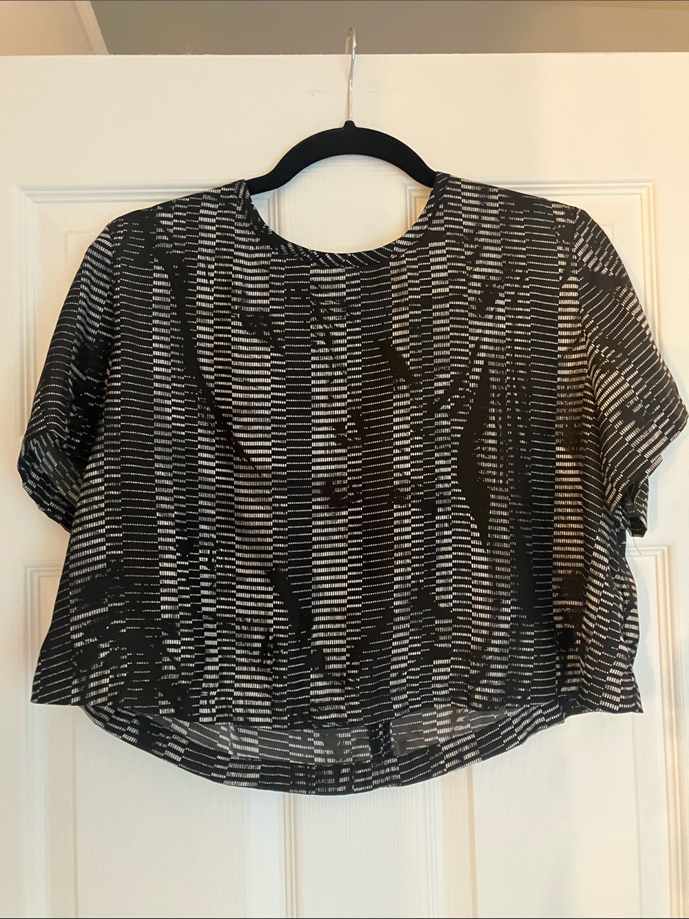 silence + noise Silky Black & White Short Sleeve Patterned Crop Top (L)